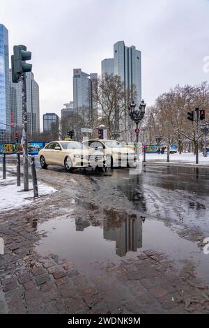 Pfütze, Winter in der Stadt, Gebäude der Deutschen Bank, Sparkasse, Trianon Frankfurt Gebäude, Straße Gallusanlage, Frankfurt am Main, Hessen, Deutschland Winter in Frankfurt *** Puddle, Winter in der Stadt, Deutsche Bank Gebäude, Sparkasse, Trianon Frankfurt Gebäude, Gallusanlage Straße, Frankfurt am Main, Hessen, Deutschland Winter in Frankfurt Stockfoto