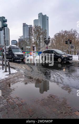 Pfütze, Winter in der Stadt, Gebäude der Deutschen Bank, Sparkasse, Trianon Frankfurt Gebäude, Straße Gallusanlage, Frankfurt am Main, Hessen, Deutschland Winter in Frankfurt *** Puddle, Winter in der Stadt, Deutsche Bank Gebäude, Sparkasse, Trianon Frankfurt Gebäude, Gallusanlage Straße, Frankfurt am Main, Hessen, Deutschland Winter in Frankfurt Stockfoto