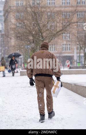 Winter in Frankfurt, UPS Mitarbeiter bringt ein Paket zum Kunden, zu fuss, wegen des Winterwetters im Bankenviertel, Hessen, Deutschland Winter in Frankfurt *** Winter in Frankfurt bringt UPS Mitarbeiter ein Paket zu Fuß zum Kunden, wegen des Winterwetters im Bankenviertel, Hessen, Deutschland Winter in Frankfurt Stockfoto