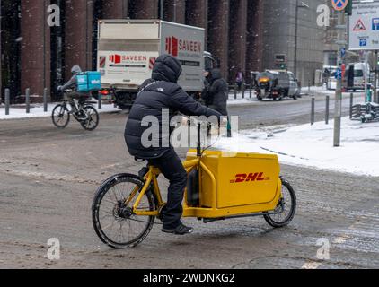 Winter in Frankfurt, DHL Fahrradkurier, Wolt Lieferdienst für Lebensmittel, im Bankenviertel, Hessen, Deutschland Winter in Frankfurt *** Winter in Frankfurt, DHL Fahrradkurier, Wolt Lieferdienst für Lebensmittel, Lebensmittel, im Bankenviertel, Hessen, Deutschland Winter in Frankfurt Stockfoto