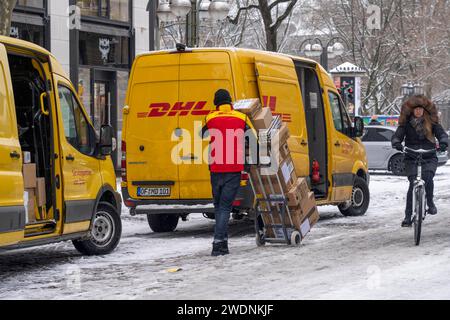 Winter in Frankfurt, DHL Lierfahrzeuge, Paketdienst, im Bankenviertel, Hessen, Deutschland Winter in Frankfurt *** Winter in Frankfurt, DHL Zustellfahrzeuge, Paketdienst, im Bankenviertel Hessen, Deutschland Winter in Frankfurt Stockfoto