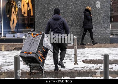 Winter in Frankfurt, Amazon Liefer Mitarbeiter bringt ein Sendungen zum Kunden, zu fuss, im Bankenviertel, Hessen, Deutschland Winter in Frankfurt *** Winter in Frankfurt bringt Amazon Delivery Mitarbeiter eine Sendung zum Kunden, zu Fuß, im Bankenviertel, Hessen, Deutschland Winter in Frankfurt Stockfoto