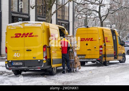 Winter in Frankfurt, DHL Lierfahrzeuge, Paketdienst, im Bankenviertel, Hessen, Deutschland Winter in Frankfurt *** Winter in Frankfurt, DHL Zustellfahrzeuge, Paketdienst, im Bankenviertel Hessen, Deutschland Winter in Frankfurt Stockfoto