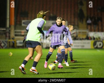 London, Großbritannien. Januar 2024. London, England, 21. Januar 2024: Charlotte Grant (2 Tottenham Hotspur) wärmt sich vor dem Spiel der Barclays FA Womens Super League zwischen West Ham United und Tottenham Hotspur im Chigwell Construction Stadium, Victoria Road in London, England auf. (Jay Patel/SPP) Credit: SPP Sport Press Photo. /Alamy Live News Stockfoto