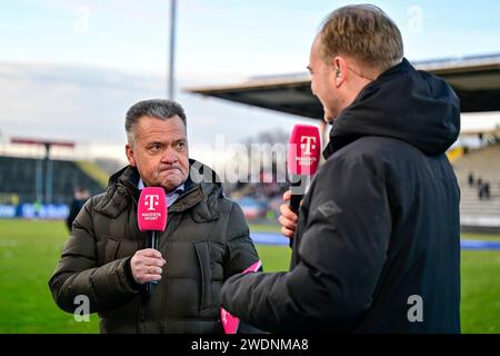 Aalen, Deutschland. Januar 2024. Präsident Manfred Schwabl (Unterhaching) beim Interview, TV, Fernsehen, Mikrofon, Aktion, Aktion, 21.01.2024, Aalen (Deutschland), Fussball, 3. LIGA, SSV ULM 1846 FUSSBALL- SPVGG UNTERHACHING, DFB/DFL-VORSCHRIFTEN VERBIETEN DIE VERWENDUNG VON FOTOGRAFIEN ALS BILDSEQUENZEN UND/ODER QUASI-VIDEO. Quelle: dpa/Alamy Live News Stockfoto