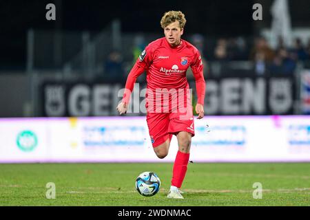 Aalen, Deutschland. Januar 2024. Viktor Zentrich (Unterhaching, 2) am Ball, Freisteller, Ganzkörper, Einzelbild, Aktion, 21.01.2024, Aalen (Deutschland), Fussball, 3. LIGA, SSV ULM 1846 FUSSBALL- SPVGG UNTERHACHING, DFB/DFL-VORSCHRIFTEN VERBIETEN JEDE VERWENDUNG VON FOTOGRAFIEN ALS BILDSEQUENZEN UND/ODER QUASI-VIDEO. Quelle: dpa/Alamy Live News Stockfoto