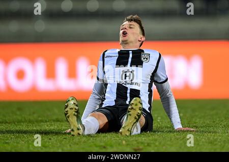 Aalen, Deutschland. Januar 2024. Lennart Stoll (Ulm, 18) am Boden sitzend, Freisteller, Ganzkörper, Einzelbild, Aktion, Aktion, 21.01.2024, Aalen (Deutschland), Fussball, 3. LIGA, SSV ULM 1846 FUSSBALL- SPVGG UNTERHACHING, DFB/DFL-VORSCHRIFTEN VERBIETEN DIE VERWENDUNG VON FOTOGRAFIEN ALS BILDSEQUENZEN UND/ODER QUASI-VIDEO. Quelle: dpa/Alamy Live News Stockfoto