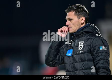 Aalen, Deutschland. Januar 2024. Cheftrainer Thomas Wörle (Ulm) Einzelbild, Aktion, 21.01.2024, Aalen (Deutschland), Fussball, 3. LIGA, SSV ULM 1846 FUSSBALL- SPVGG UNTERHACHING, DFB/DFL-VORSCHRIFTEN VERBIETEN DIE VERWENDUNG VON FOTOGRAFIEN ALS BILDSEQUENZEN UND/ODER QUASI-VIDEO. Quelle: dpa/Alamy Live News Stockfoto