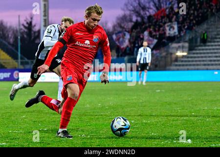 Aalen, Deutschland. Januar 2024. Ben Westermeier (Unterhaching, 6) am Ball, 21.01.2024, Aalen (Deutschland), Fussball, 3. LIGA, SSV ULM 1846 FUSSBALL- SPVGG UNTERHACHING, DFB/DFL-VORSCHRIFTEN VERBIETEN JEDE VERWENDUNG VON FOTOGRAFIEN ALS BILDSEQUENZEN UND/ODER QUASI-VIDEO. Quelle: dpa/Alamy Live News Stockfoto