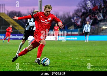 Aalen, Deutschland. Januar 2024. Ben Westermeier (Unterhaching, 6) am Ball, 21.01.2024, Aalen (Deutschland), Fussball, 3. LIGA, SSV ULM 1846 FUSSBALL- SPVGG UNTERHACHING, DFB/DFL-VORSCHRIFTEN VERBIETEN JEDE VERWENDUNG VON FOTOGRAFIEN ALS BILDSEQUENZEN UND/ODER QUASI-VIDEO. Quelle: dpa/Alamy Live News Stockfoto