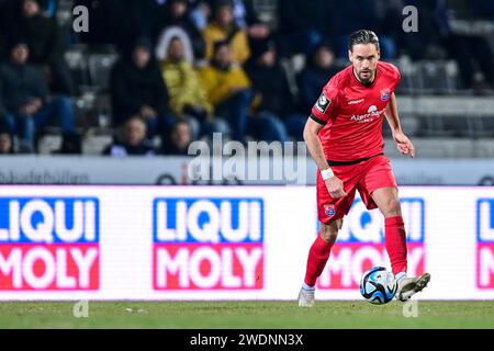 Aalen, Deutschland. Januar 2024. Josef Welzmüller (Welzmüller, Unterhaching, 5) am Ball, Freisteller, Ganzkörper, Einzelbild, Aktion, 21.01.2024, Aalen (Deutschland), Fussball, 3. LIGA, SSV ULM 1846 FUSSBALL- SPVGG UNTERHACHING, DFB/DFL-VORSCHRIFTEN VERBIETEN DIE VERWENDUNG VON FOTOGRAFIEN ALS BILDSEQUENZEN UND/ODER QUASI-VIDEO. Quelle: dpa/Alamy Live News Stockfoto