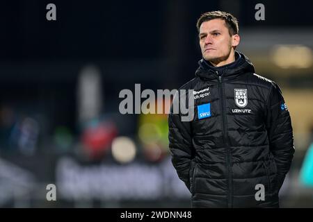 Aalen, Deutschland. Januar 2024. Cheftrainer Thomas Wörle (Ulm) Einzelbild, Aktion, 21.01.2024, Aalen (Deutschland), Fussball, 3. LIGA, SSV ULM 1846 FUSSBALL- SPVGG UNTERHACHING, DFB/DFL-VORSCHRIFTEN VERBIETEN DIE VERWENDUNG VON FOTOGRAFIEN ALS BILDSEQUENZEN UND/ODER QUASI-VIDEO. Quelle: dpa/Alamy Live News Stockfoto