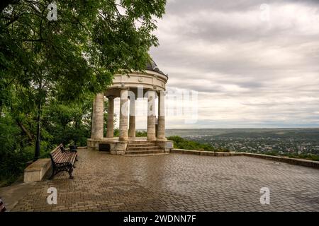 Rotunde Äolische Harfe in Pjatigorsk, Region Stavropol, Russland. Es ist ein Wahrzeichen der Stadt Pjatigorsk, die 1831 errichtet wurde. Alte Laube auf dem Maschuk-Berg in Kaukasien Stockfoto