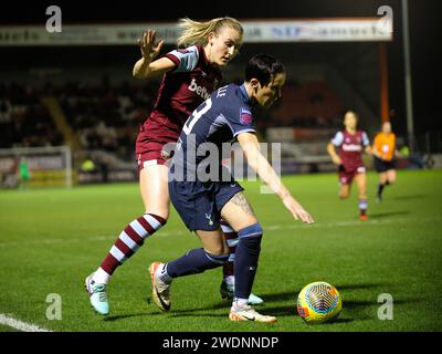 London, Großbritannien. Januar 2024. London, England, 21. Januar 2024: Shannon Cooke (21 West Ham United) und Ashleigh Neville (29 Tottenham Hotspur) im Spiel der Barclays FA Womens Super League zwischen West Ham United und Tottenham Hotspur im Chigwell Construction Stadium, Victoria Road in London. (Jay Patel/SPP) Credit: SPP Sport Press Photo. /Alamy Live News Stockfoto