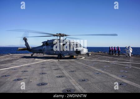 Die Seeleute bereiten sich darauf vor, eine SH-60S Seahawk, die an der Helicopter Sea Combat Squadron (HSC) 23 befestigt ist, auf dem Flugdeck des Amphibien-Dock-Landungsschiffes USS Harpers Ferry (LSD 49) zu tanken, während sie am 11. Januar 2024 im Pazifischen Ozean unterwegs sind. Die Boxer Amphibious Ready Group, bestehend aus USS Boxer (LHD 4), USS Somerset (LPD 25) und Harpers Ferry, und die eingestiegene 15th Marine Expeditionary Unit führen integrierte Trainings- und Routineoperationen in der 3rd Fleet durch. (Foto der US Navy von Mass Communication Specialist 2nd Class sang Kim) Stockfoto