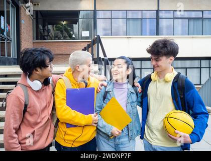 Gruppe von verschiedenen Teenagerstudenten auf einem Universitätscampus oder an der High School Stockfoto