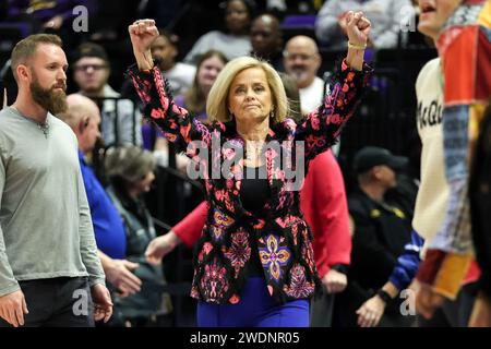 Baton Rouge, LA, USA. Januar 2024. LSU Head Coach Kim Mulkey wird vor der NCAA Women's Basketball Action zwischen den Arkansas Razorbacks und den LSU Tigers im Pete Maravich Assembly Center in Baton Rouge, LA, vorgestellt. Jonathan Mailhes/CSM/Alamy Live News Stockfoto