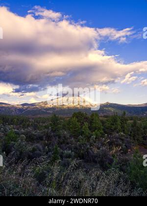 Berggipfel in Sonnenuntergang Wolken. Der Dirfi-Berg liegt auf der Insel Euböa, Griechenland Stockfoto