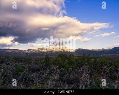 Berggipfel in Sonnenuntergang Wolken. Der Dirfi-Berg liegt auf der Insel Euböa, Griechenland Stockfoto