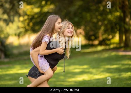 Mutter und Tochter spielen, Tochter Huckepack. Stockfoto