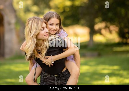 Mutter und Tochter spielen, Tochter Huckepack. Stockfoto