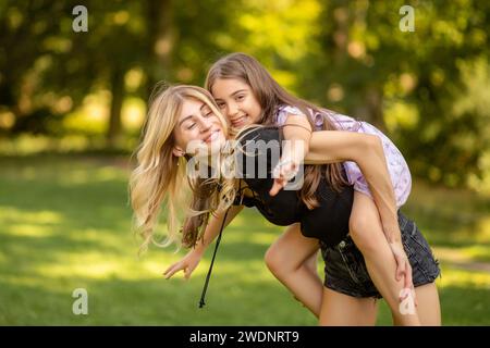 Mutter und Tochter spielen, Tochter Huckepack. Stockfoto