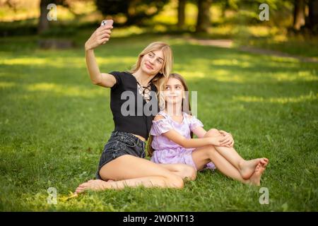 Mutter und Tochter machen ein Selfie im Park. Stockfoto