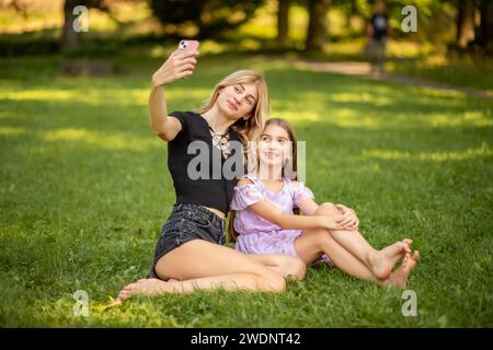 Mutter und Tochter machen ein Selfie im Park. Stockfoto
