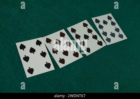 Spielkarte der alten Westära auf grünem Spieltisch. 7, 8, 9, 10 Pik. Stockfoto