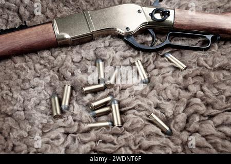 Altes West-Hebelgewehr und Munition auf Pelzhintergrund Stockfoto