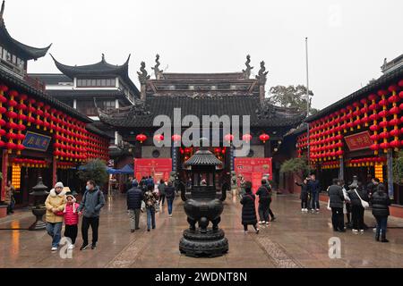 Shanghai, China. Januar 2024. Rote Laternen hängen innerhalb und außerhalb der Haupthalle des Town Gods Temple of Shanghai, während Touristen bei leichtem Regen in Shanghai, China, am 21. Januar 2024 auf den Platz strömen. (Foto: Costfoto/NurPhoto) Credit: NurPhoto SRL/Alamy Live News Stockfoto