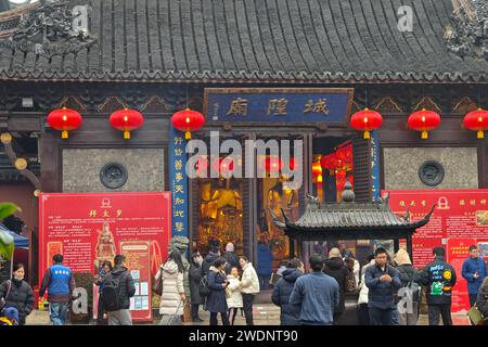 Shanghai, China. Januar 2024. Rote Laternen hängen innerhalb und außerhalb der Haupthalle des Town Gods Temple of Shanghai, während Touristen bei leichtem Regen in Shanghai, China, am 21. Januar 2024 auf den Platz strömen. (Foto: Costfoto/NurPhoto) Credit: NurPhoto SRL/Alamy Live News Stockfoto