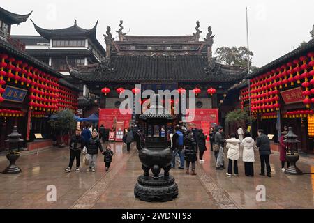 Shanghai, China. Januar 2024. Rote Laternen hängen innerhalb und außerhalb der Haupthalle des Town Gods Temple of Shanghai, während Touristen bei leichtem Regen in Shanghai, China, am 21. Januar 2024 auf den Platz strömen. (Foto: Costfoto/NurPhoto) Credit: NurPhoto SRL/Alamy Live News Stockfoto