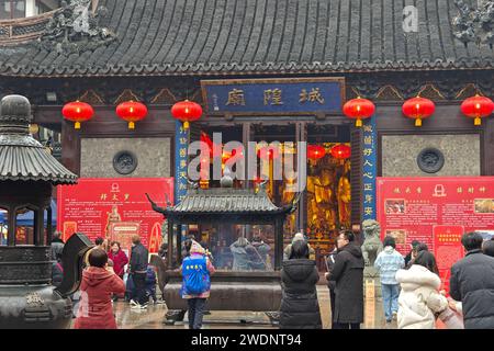 Shanghai, China. Januar 2024. Rote Laternen hängen innerhalb und außerhalb der Haupthalle des Town Gods Temple of Shanghai, während Touristen bei leichtem Regen in Shanghai, China, am 21. Januar 2024 auf den Platz strömen. (Foto: Costfoto/NurPhoto) Credit: NurPhoto SRL/Alamy Live News Stockfoto