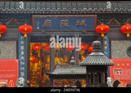 Shanghai, China. Januar 2024. Rote Laternen hängen innerhalb und außerhalb der Haupthalle des Town Gods Temple of Shanghai, während Touristen bei leichtem Regen in Shanghai, China, am 21. Januar 2024 auf den Platz strömen. (Foto: Costfoto/NurPhoto) Credit: NurPhoto SRL/Alamy Live News Stockfoto