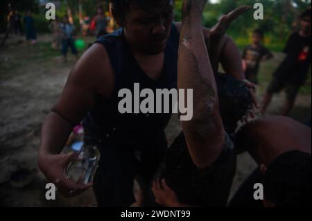 Medan, Indonesien. Januar 2024. Einheimische javanische Männer spielen als trauernde Soldaten und tanzen bei der Jaran Kepang Kulturkunstausstellung im Bezirk Medan Polonia, Stadt Medan, Provinz Nord-Sumatra, Indonesien, am 21. Januar, zu Gamelan-Musik. 2024. Jaran Kepang ist eine Fusion aus musikalischer Tanzkunst und transzendentaler Kommunikation, die typisch für den javanischen Stamm ist und bis heute erhalten bleibt, sagt Supringadi, 30, Leiter des Gemeindeverbandes Jaran Kepang im Unterbezirk Karang Sari. (Foto: Sutanta Aditya/NurPhoto) Credit: NurPhoto SRL/Alamy Live News Stockfoto