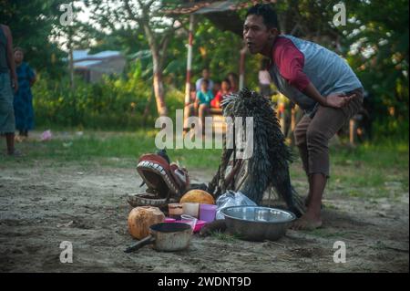 Medan, Indonesien. Januar 2024. Einheimische javanische Männer spielen als trauernde Soldaten und tanzen bei der Jaran Kepang Kulturkunstausstellung im Bezirk Medan Polonia, Stadt Medan, Provinz Nord-Sumatra, Indonesien, am 21. Januar, zu Gamelan-Musik. 2024. Jaran Kepang ist eine Fusion aus musikalischer Tanzkunst und transzendentaler Kommunikation, die typisch für den javanischen Stamm ist und bis heute erhalten bleibt, sagt Supringadi, 30, Leiter des Gemeindeverbandes Jaran Kepang im Unterbezirk Karang Sari. (Foto: Sutanta Aditya/NurPhoto) Credit: NurPhoto SRL/Alamy Live News Stockfoto