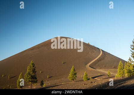 Der Ader Cone Trail schlängelt sich über Cone im Lassen Volcanic Stockfoto