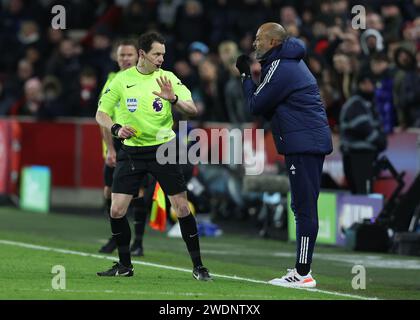 London, Großbritannien. Januar 2024. Nuno Espirito Santo, Manager von Nottingham Forest, spricht mit Schiedsrichter Darren England während des Premier League-Spiels im Gtech Community Stadium in London. Der Bildnachweis sollte lauten: Paul Terry/Sportimage Credit: Sportimage Ltd/Alamy Live News Stockfoto