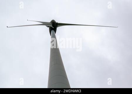 Nahaufnahme der Windturbinenblätter im Hintergrund des Himmels. Stockfoto