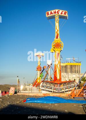 Batumi, Georgien. 01.16.2024 für den Winter geschlossener Vergnügungspark. Vergnügungspark in einer modernen Stadt. Verlassene Karussells. Unterhaltung für Kinder. I Stockfoto