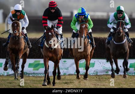 Wagner und Jockey James King gewinnen das Eröffnungsrennen beim Heythrop Hunt P2P in Cocklebarrow, Cotswolds, 21.01.2024. Credit JTW equine Images / Alamy. Stockfoto