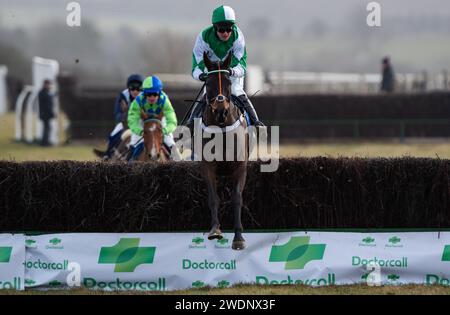 Wagner und Jockey James King gewinnen das Eröffnungsrennen beim Heythrop Hunt P2P in Cocklebarrow, Cotswolds, 21.01.2024. Credit JTW equine Images / Alamy. Stockfoto