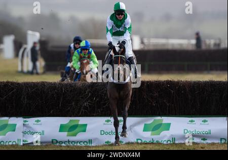 Wagner und Jockey James King gewinnen das Eröffnungsrennen beim Heythrop Hunt P2P in Cocklebarrow, Cotswolds, 21.01.2024. Credit JTW equine Images / Alamy. Stockfoto