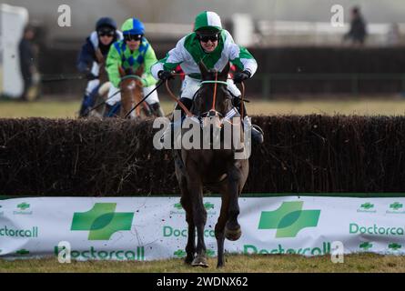 Wagner und Jockey James King gewinnen das Eröffnungsrennen beim Heythrop Hunt P2P in Cocklebarrow, Cotswolds, 21.01.2024. Credit JTW equine Images / Alamy. Stockfoto