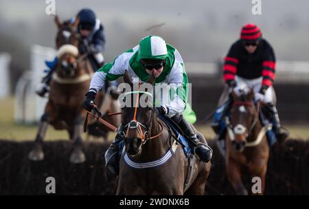 Wagner und Jockey James King gewinnen das Eröffnungsrennen beim Heythrop Hunt P2P in Cocklebarrow, Cotswolds, 21.01.2024. Credit JTW equine Images / Alamy. Stockfoto