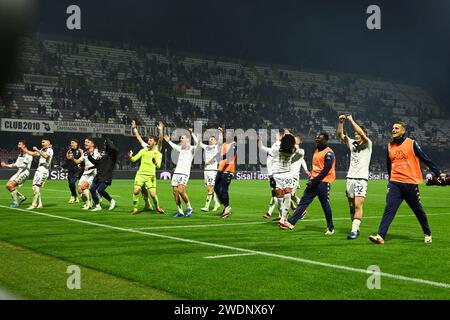 Salerno, Italien. Januar 2024. Genua CFC-Spieler feiern den Sieg beim Spiel der Serie A TIM zwischen US Salernitana und Genua CFC im Arechi Stadium in Salerno, Italien am 21. Januar 2024. Quelle: Nicola Ianuale/Alamy Live News Stockfoto