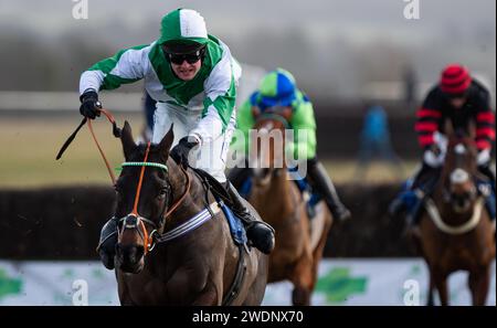 Wagner und Jockey James King gewinnen das Eröffnungsrennen beim Heythrop Hunt P2P in Cocklebarrow, Cotswolds, 21.01.2024. Credit JTW equine Images / Alamy. Stockfoto