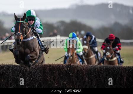 Wagner und Jockey James King gewinnen das Eröffnungsrennen beim Heythrop Hunt P2P in Cocklebarrow, Cotswolds, 21.01.2024. Credit JTW equine Images / Alamy. Stockfoto