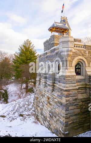 Belvedere Castle Tower im New York Central Park im Winter mit Schnee Stockfoto